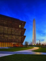 Smithsonian National Museum of African American History and Culture (Washington, 2016): il progetto di David Adjaye è caratterizzato da una facciata a tre livelli di pannelli in alluminio bronzati e inclinati che diventano una sorta di tripla piramide rovesciata
