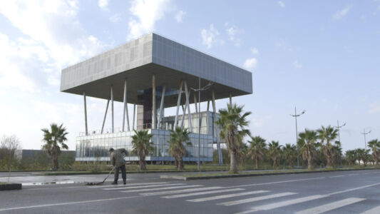 L'edificio comunale abbandonato, progettato da Architects of Invention (foto di Tekla Aslanishvili)