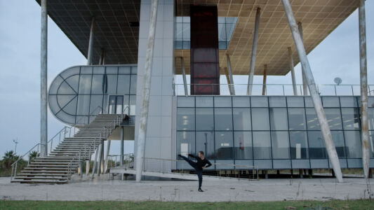 Ingresso dell'edificio comunale abbandonato, progettato da Architects of Invention (foto di Tekla Aslanishvili)