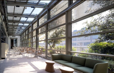 La serra-terrazza dell'area caffetteria (foto Fabio Oggero)