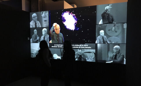 Bucky nelle conferenze ripetute perpetuamente nelle ultime sale della mostra “Curiosidad Radical. En la órbita de Buckmister Fuller”, Fundación Telefónica, Madrid