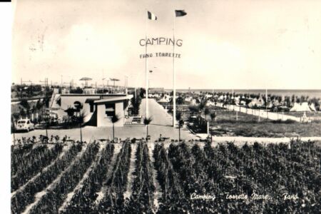 Il camping di Torrette di Fano. Cartolina della fine degli anni cinquanta (collezione privata M. Falcioni)
