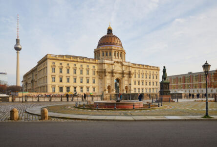 Vista prospetto Ovest con la cupola di Stüler dalla Schinkel Platz (© SHF, Christoph Musiol)