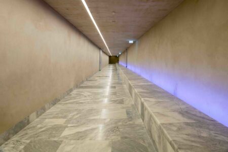 Il collegamento interrato con il museo preesistente (foto Juliet Haller)