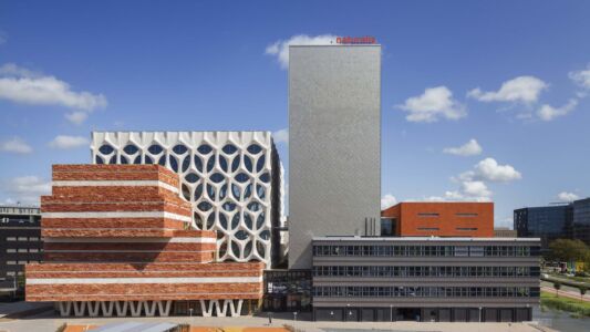 I volumi del museo Naturalis Biodiversity Center, progetto di ampliamento di Neutelings Riedijk Architects con la partecipazione della stilista Iris van Herpen, Leida, 2019 (foto di Scagliola Brakkee Fotografie)