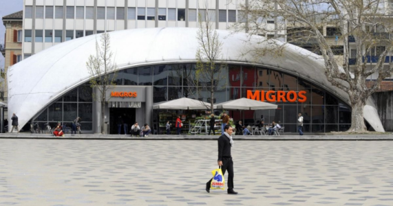 I grandi magazzini Migros all'interno della cupola di Heinz Isler