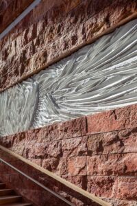 Dettaglio del rivestimento che come un fregio naturalistico avvolge l'interno e l'esterno del museo Naturalis Biodiversity Center, progetto di ampliamento di Neutelings Riedijk Architects con la partecipazione della stilista Iris van Herpen, Leida, 2019 (foto di Scagliola Brakkee Fotografie)