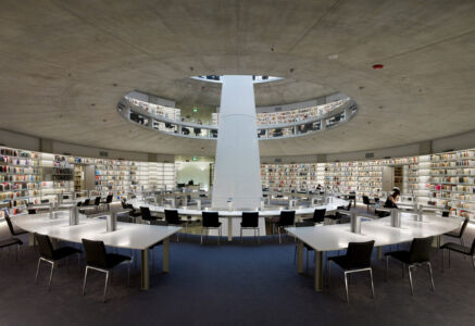 Interno dello Stelios Ioannou Learning Resource Center dell'Atelier Jean Nouvel (©Yiorgis Yerolymbos)