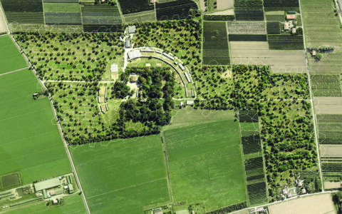 Cesare Leonardi, “La Città degli Alberi” a Bosco Albergati, progettato con la Struttura Reticolare Acentrata, Castelfranco Emilia 1988-1996. Veduta aerea con la sovrapposizione della ‘rete’.
ph. Google Maps.
