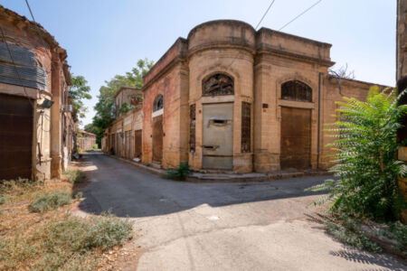 Un edificio angolare lungo la Buffer Zone di Nicosia (©Roman Robroek)