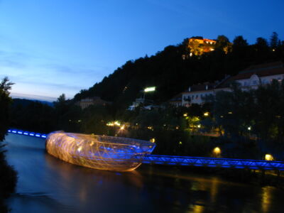 L'isola artificiale di Vito Acconci sul fiume Mur (2003)