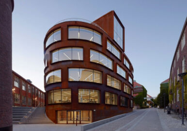 Vista dal lato sud con l’ingresso principale