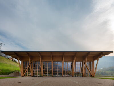 Il Palaluxottica - Congress and Exhibition Center di Agordo (Studio Botter+Studio Bressan, © Paolo Zanta)