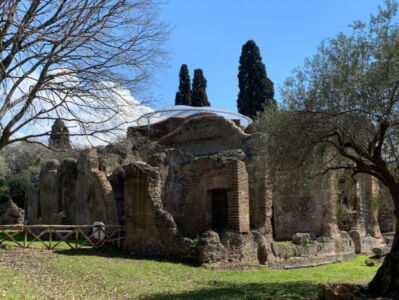 Le Piccole terme: al centro la copertura di recente realizzazione (© VILLAE)
