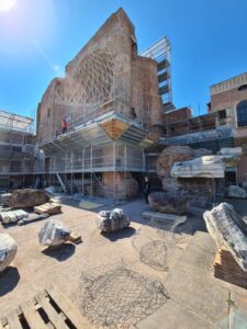 Smontaggio del ponteggio del cantiere del Tempio di Venere (© A61S - Acaia 61 Studio Architecture)