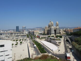 Esplanade La Major, con la cattedrale di Saint-Marie-Majeure (Fortier e Savignat, 2016); al di sotto della spianata è stato realizzato uno spazio commerciale di settemila metri quadrati. Sullo sfondo, La Marseillaise di Nouvel (2018) e la torre Cma Cgm di Hadid (2010)