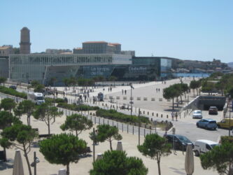 Esplanade du J4 et Darses (2014). Sulla sinistra la Ville Méditerrané di Stefano Boeri (2013) e il Mucem di Rudy Ricciotti e Roland Carta (2013)
