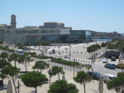 Esplanade du J4 et Darses (2014). Sulla sinistra la Ville Méditerrané di Stefano Boeri (2013) e il Mucem di Rudy Ricciotti e Roland Carta (2013)