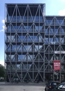 Progetto di E2A Zurigo per l'edificio del quotidiano taz. Scorcio del prospetto principale visto dalla Hedemannstr (© Francesca Petretto)