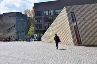 Progetto bbzl e Rehwaldt, Fromet-und-Moses-Mendelssohn-Platz con vista sull'edificio IbeB. (© Daniela Völkel)