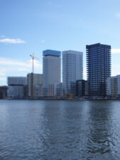 Liljeholmskajen, Kajplats 6 (la prima delle tre torri a sinistra)