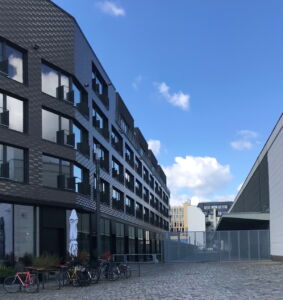 Progetto IbeB di Heide & von Beckerath + ifau, scorcio del prospetto sulla piazza principale (© Francesca Petretto)