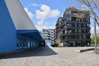 Vista dei progetti di Deadline «FRIZZ23» con sullo sfondo l'edificio della taz (© Daniela Völkel)