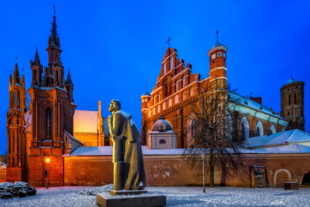 La Chiesa di Sant'Anna (1500), capolavoro del gotico baltico e tra i simboli di Vilnius
