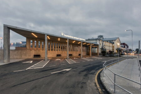 Il nuovo terminal aeroportuale degli autobus, opera dello studio Vilniaus architektūros