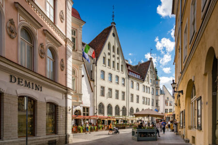 Tessuto medioevale di case anseatiche nei pressi di Raekoja Plats