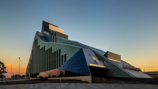 La biblioteca nazionale (Latvijas Nacionālā bibliotēka), anche nota come Castello di Luce (Gaismas pils)