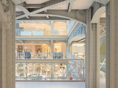 Hall della profumeria oggi; l'abbandono dei solai in vetro e della verticalizzazione dei fluidi ha imposto la messa in opera di controsoffitti in tutta la struttura (© Jared Chulski)