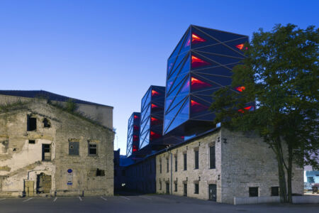 Le torri dell’elevatore della falegnameria, con l’illuminazione notturna