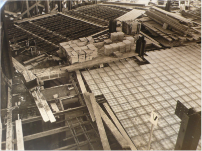 Messa in opera dei solai in vetro nel Magasin 3, 1930 (© Fonds Meredith Clausen)