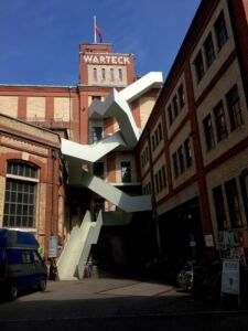 L'ex birrificio Warteck con la scala di Stefan Eisele e Fabian Nichele (© Arianna Panarella)