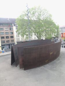 Constantin Brancusi e Richard Serra alla Fondation Beyeler (© Arianna Panarella)