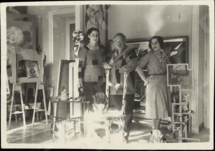 Giacomo Balla e le sue figlie, Roma 1932.
Archive of Theo and Nelly van Doesburg
© GIACOMO BALLA, by SIAE 2021