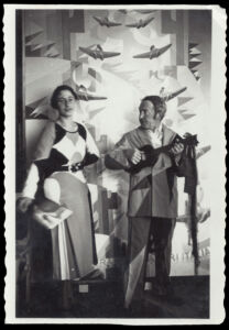 Giacomo e Luce Balla alle spalle Celeste metallico aeroplano esposto nel 1931
Archivio E. Gigli, Roma © GIACOMO BALLA, by SIAE 2021