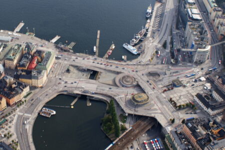 Fotografia dello Slussen realizzato nel 1935 e demolito nel 2015. Tage William-Olsson e Gösta Lundborg (Jan Ainali, 2012. Wikimedia)