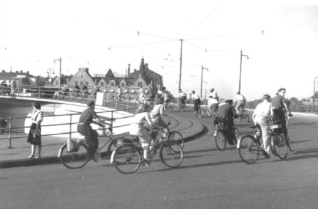 Ciclisti a Slussen, anni '40 (Nya Slussen – hur ska alla få plats?, K. Isaksson. Stockholmskällan)