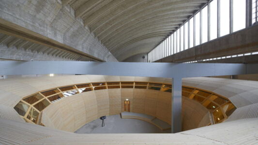 ANOHA, Berlino, la struttura lignea inserita nell'edifico brutalista, foto dall'alto, architetto Olson Kundig, foto di Hufton e Crow, courtesy Olson Kundig Architects