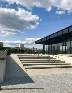 Vista di una delle nuove rampe d'accesso alla piattaforma della Neue Nationalgalerie (© Francesca Petretto)