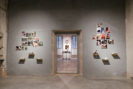 Sala azzurra con opere degli allievi Liceo città di Piero (© Elisa Nocentini)