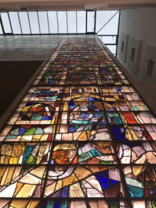 La vetrata a tutt'altezza (foto di Francesca Petretto)