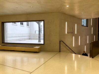 Vista del foyer con apertura sul cortile esterno e rampa per il locali destinati alle mostre temporanee (foto Daniela Völkel)