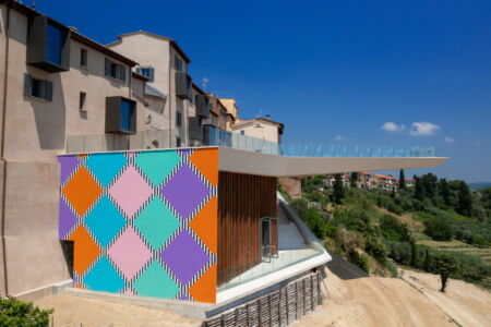 Il murales di Daniel Buren (© Andrea Testi)