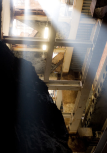 Fasi di cantiere con i resti romani sospesi sull'intelaiatura strutturale metallica (© Fondazione promozione acciaio)