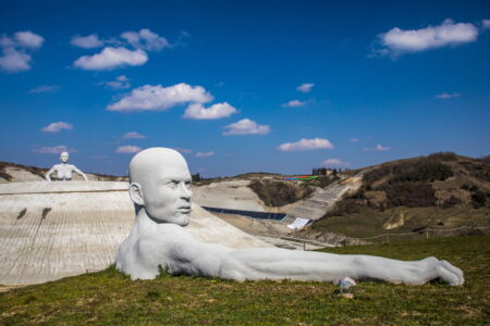 Le statue Presenze presso la discarica (© Andrea Testi)