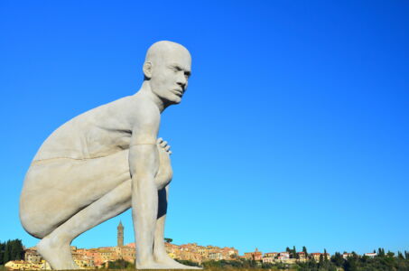 Le statue Presenze presso la discarica (© Marco Vignoli)