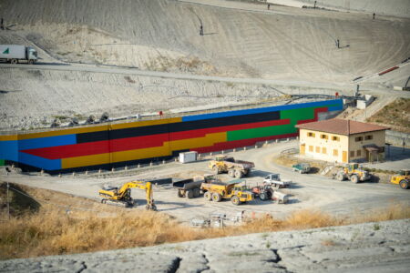 Wall drawing nel muro di contenimento e silos di David Tremlett (© Andrea Testi)
